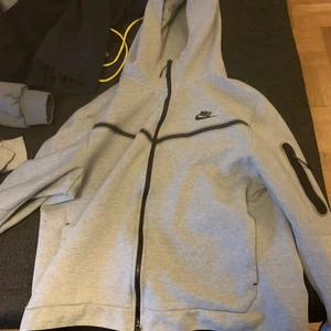 Nike tech fleece -  Säljer o söker även nån som skulle vilja byta mot en likadan i samma färg elr svart i storlek M då den här e för stor den är i jätte bra skick helt ny 