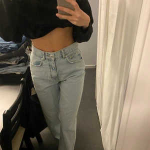High waist straight jeans  - Raka högmidjade jeans från Gina. Så fina i färg och modell men för stora för mig. Storlek 36, men skulle säga att de passar 38 också beroende på hur man vill att de ska sitta. Nypris 599kr. 