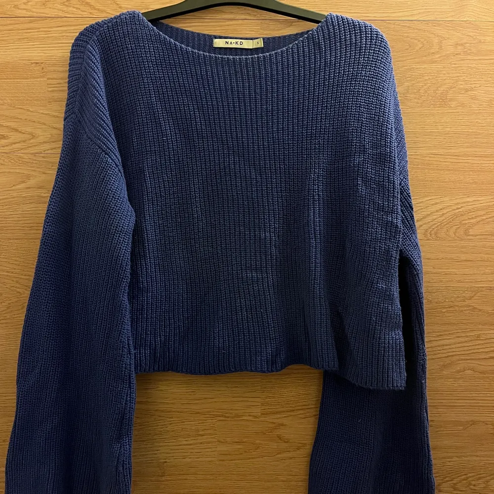 Fin blå stickad tröja från NA-KD. Den har vida ärmar och är lite croppad.✨ Storlek S . Stickat.