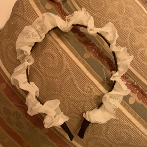 Diadem  - Helt nytt hårband med spets, ger mig typ maid-vibes och skulle kunna passa bra till lolita eller annan gullig stil💘