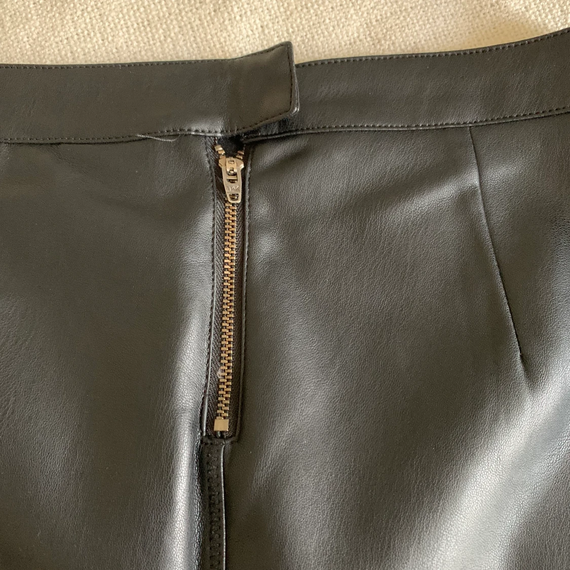 Svart pennkjol i fuskläder - 90