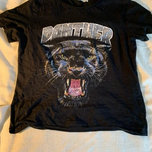 Mjuk bomullströja med tryck - Svart mjuk bomullströja med pantertryck.