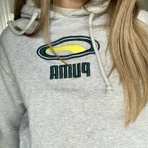 Puma Huvtröja - grå Puma Hoodie med tryck på framsidan, Väldigt bra skick förutom en liten fläck på framsidan (torkat lim) men syns knappt.💛 Frakt tillkommer