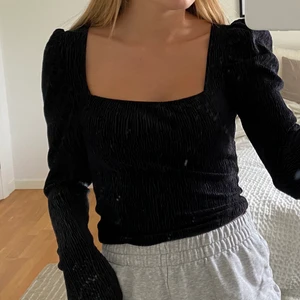 Svart topp - Svart topp från hm i väldigt fint material. Strl S. 60kr exklusive frakt.