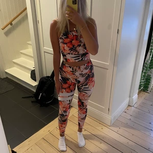 Stronges träningskläder - Säljer detta jätte fina tränings sätt som tyvärr inte kommer till användning. Det är i jätte bra skick och sitter super bra! Säljer sättet för 300kr+frakt skriv privat för intresse och frågor💕 skulle säga att dom sätter sig efter kroppen men kläderna passar personer som är i storlek S/M