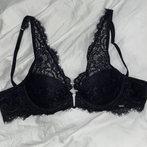 Snygg BH - BH/bralette från ella m 🖤 Storlek 75B men ganska liten kupa. Aldrig använd. Säljer för 150kr 🖤