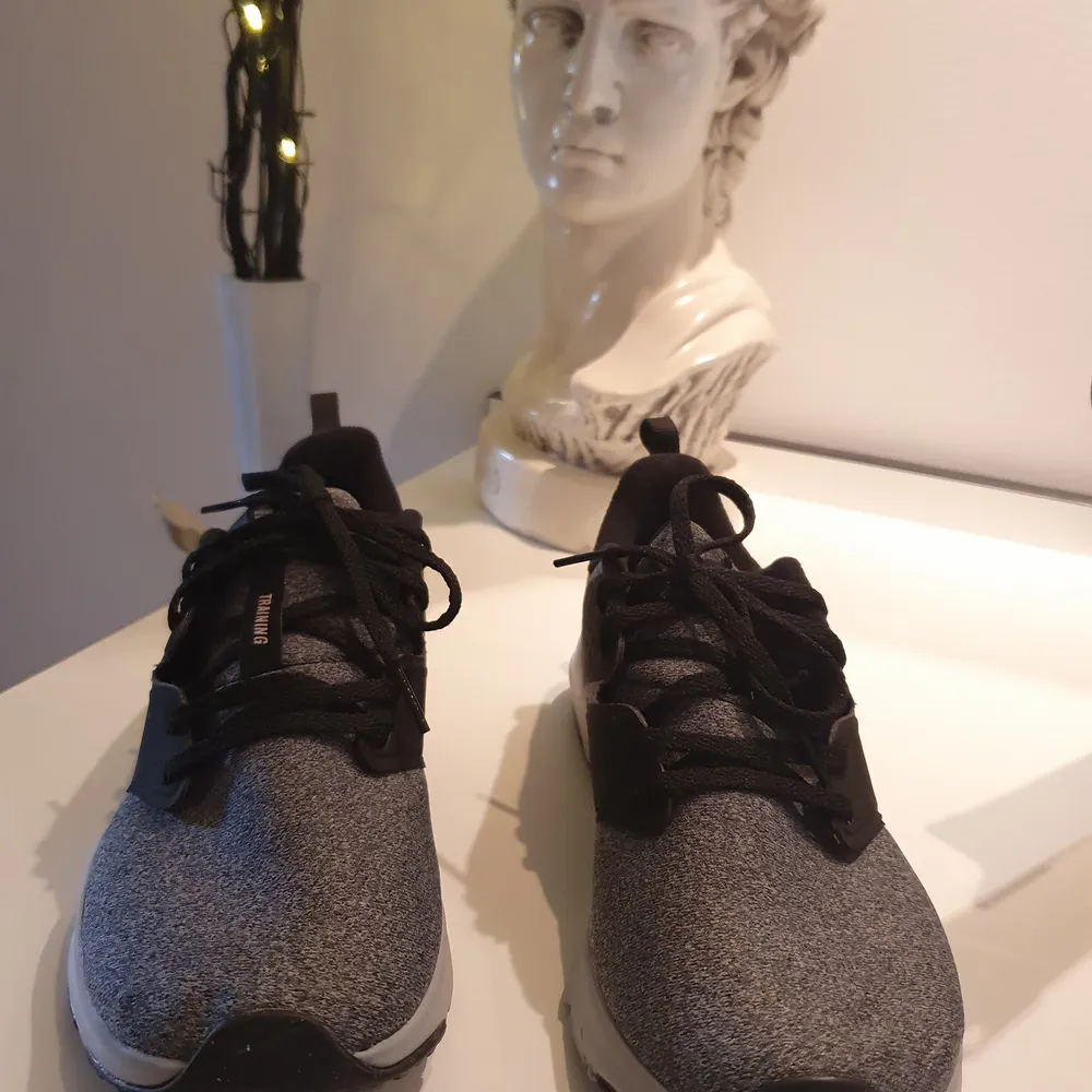 Helt nya Nike skor 💖. Köparen betalar frakten på 63:- spårbart 📦. . Skor.