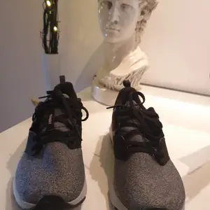 Helt nya Nike skor 💖. Köparen betalar frakten på 63:- spårbart 📦. 