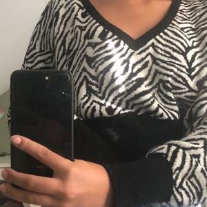 Jätte fin zebra tröja från chiquelle som tyvärr inte kommer till användning längre. Skriv om du är intresserad och/eller vill ha mer bilder 💗💗. Köparen står för frakt. 