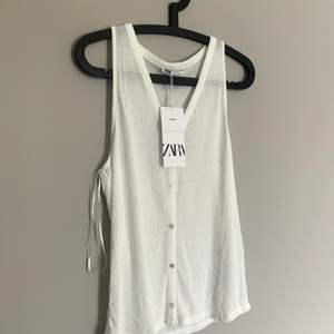 Helt nytt vitt stickat linne från Zara (andra bilden visar hur den ser ut på men det är en annan färg). Så fint! Storlek M!