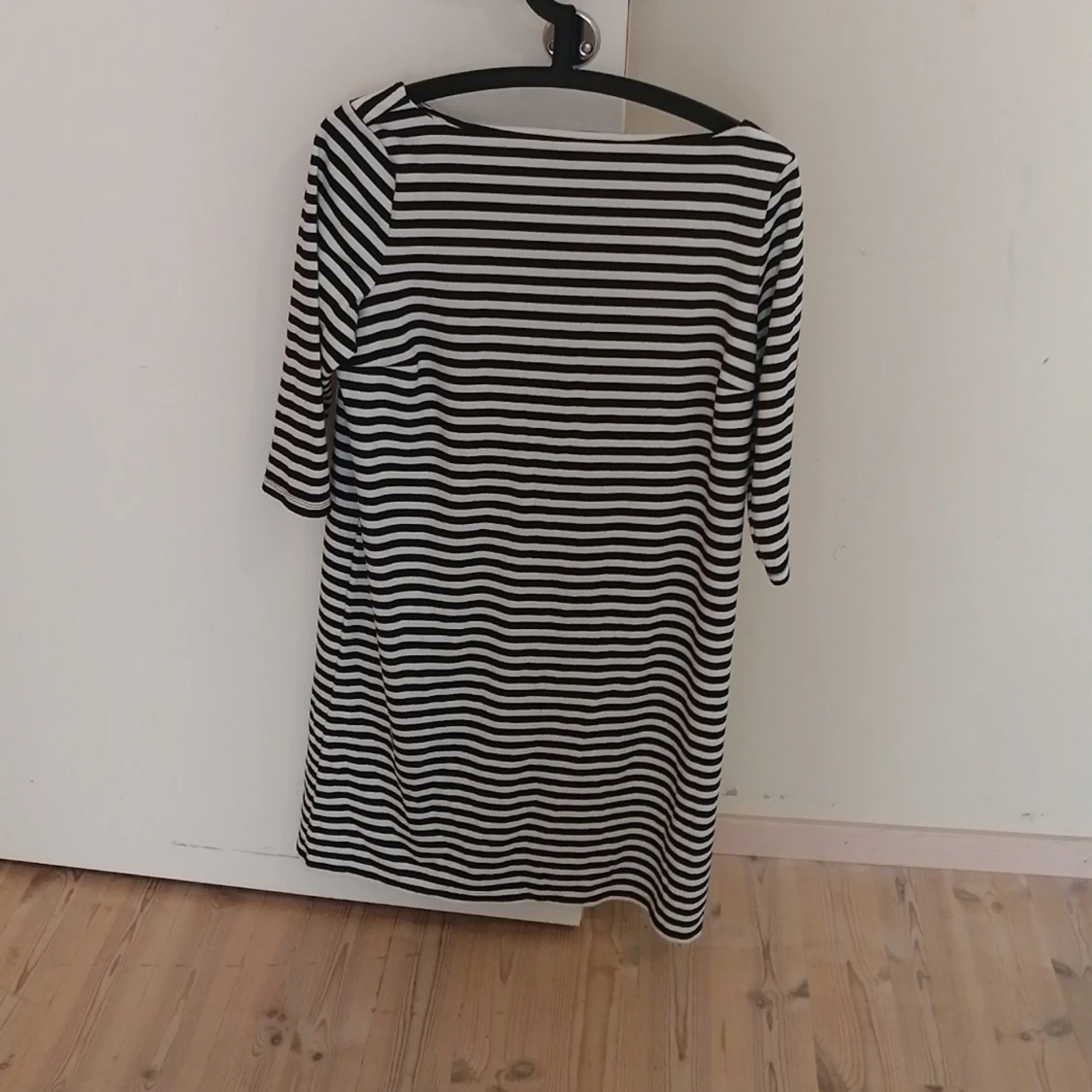 Svart och vit randig klänning från esmara