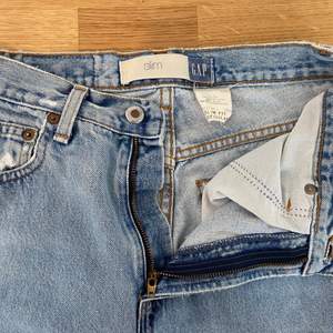 American vintage gap high waisted jeans. Slightly frayed on the bottom hems 