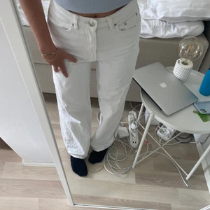 Vita jeans  - Säljer dessa jeans från Gina tricot , storlek 34 och passar mig som är 160 cm, säljer för 150kr + frakt 💕💕 nypris ca 500kr 
