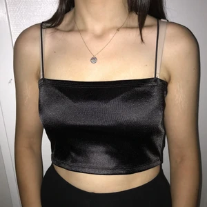  Crop top Stl M - En svart crop top linne från hm i storlek M. Aldrig använd. 