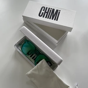 Chimi solglasögon  - Oanvända Chimi solglasögon, modell #001 aqua. Säljer med anledning av att de inte är min stil och därav aldrig kommit till användning. 