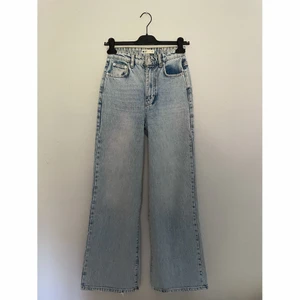 Jeans  - Jeans i fint skick! Storlek 32 men är mer som en 34. Tyvärr ingen bild på då dom är något tighta på mig. Modellen heter Idun och nypris ligger på 600:-