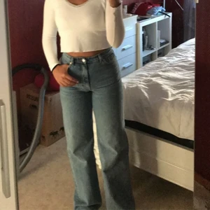 Monki, yoko style  - Superfina vida byxor från Monki! Tyvärr satt dom för tajta för mig, men har använt ett par gånger. Passar till allt möjligt! Strl 26, skicka för flera bilder! 100kr + frakt!