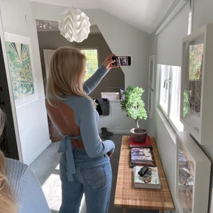 Ribbad mockneck med öppen rygg - Jättesnygg ljusblå croppad och ribbad tröja från zara, med öppen rygg med knytning💞sparsamt använd