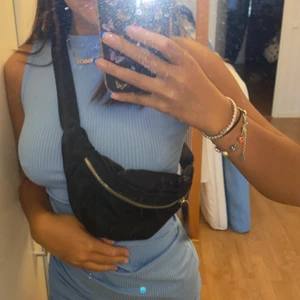 svart väska - säljer denna svarta väskan pga att det inte är min stil längre. Den är väldigt smidigt och smart att ha. Det får plats hyfsat mycket och det blir inte jobbigt för armarna eller något. Säljer för 100kr + frakt som är 66kr