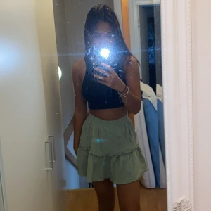 grön kjol - en fin grön kjol från shein. Säljer denna pga att jag har så många kjolar redan och aldrig kommer till användning av denna. Säljer för 50kr + frakt som är 66kr