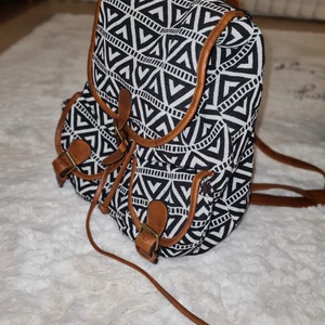 Ryggsäck  - Jättefin ryggsäck i bra skick som ny. I svarta och vita detaljer samt mönster. Har två ytterfack, två innerfack och ett stort huvudfack. Priset går att diskutera. Skriv för mer info :)