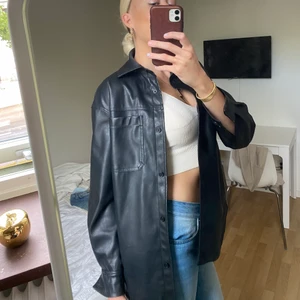 Svart skinnskjorta - jättefin skinnskjorta till hösten som även går använda som jacka. storlek 40 men liten i storlek, perfekt oversize på mig som har 36 annars. knappt använd så är i nyskick! ❤️‍🔥
