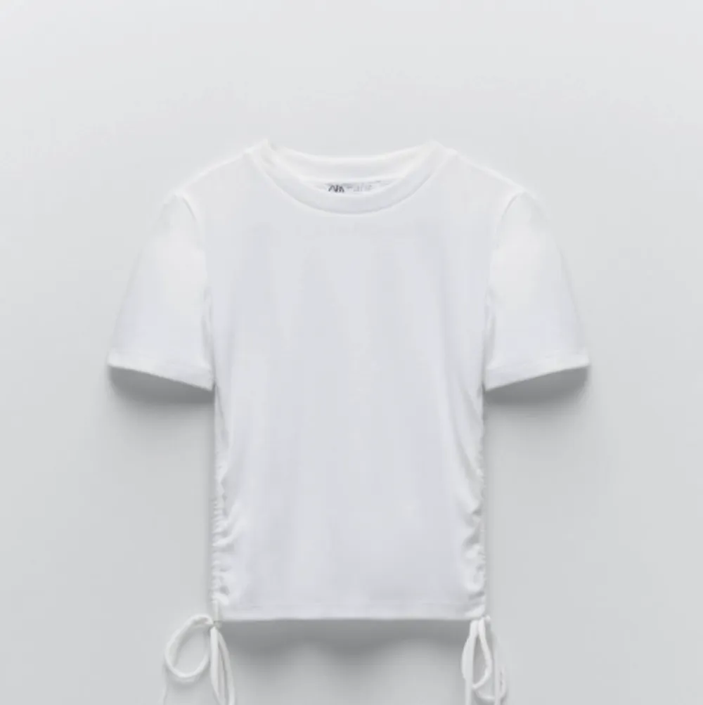 Så snygg tröja från zara. Tröjan är knappt använd därav nyskick💕💕 nypris 89kr . T-shirts.
