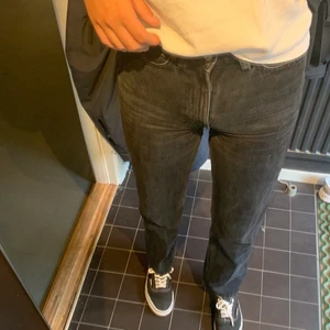 Weekday jeans i modellen rowe - Svarta weekday jeans i modellen rowe som är fett lätta att matcha. En straight modell som är fett snygg men säljer då de tyvärr är för små för mig. De är i storlek 24/32 och säljer de för 80 kr men frakten tillkommer! 🤍