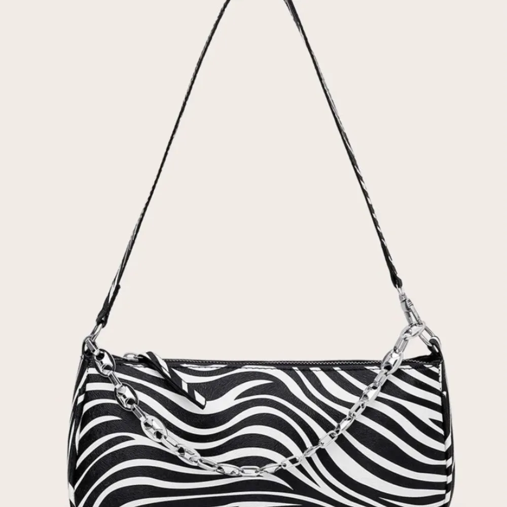 Säljer denna zebra väska fast utan kedja. Mycket fint skick. Säljer för 100 kr + frakt. Väskor.