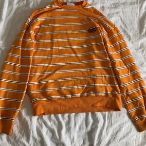 Multiverse Tröja - En multiverse Tröja från junkyard. Den är knappt använd och i storlek XS men den är stor i storleken. Skriv privat om du vill ha fler bilder/information om tröjan. Köparen står för frakt:)