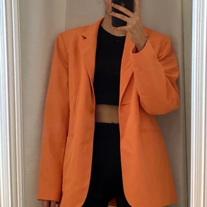 Kavaj Kappahl  - Snygg och somrig jacka som jag aldrig tidigare använt. Den är i storlek 40 men jag skulle säga att den funkar från 32-40 beroende på hur man vill att passformen ska se ut