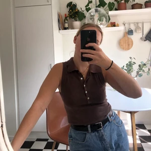 Brun topp - Snygg brun topp utan ärmar med vita knappar. 💕