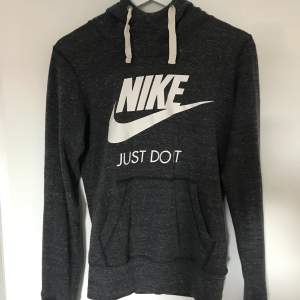 Nike Hoodie, storlek XS men passar också S. 