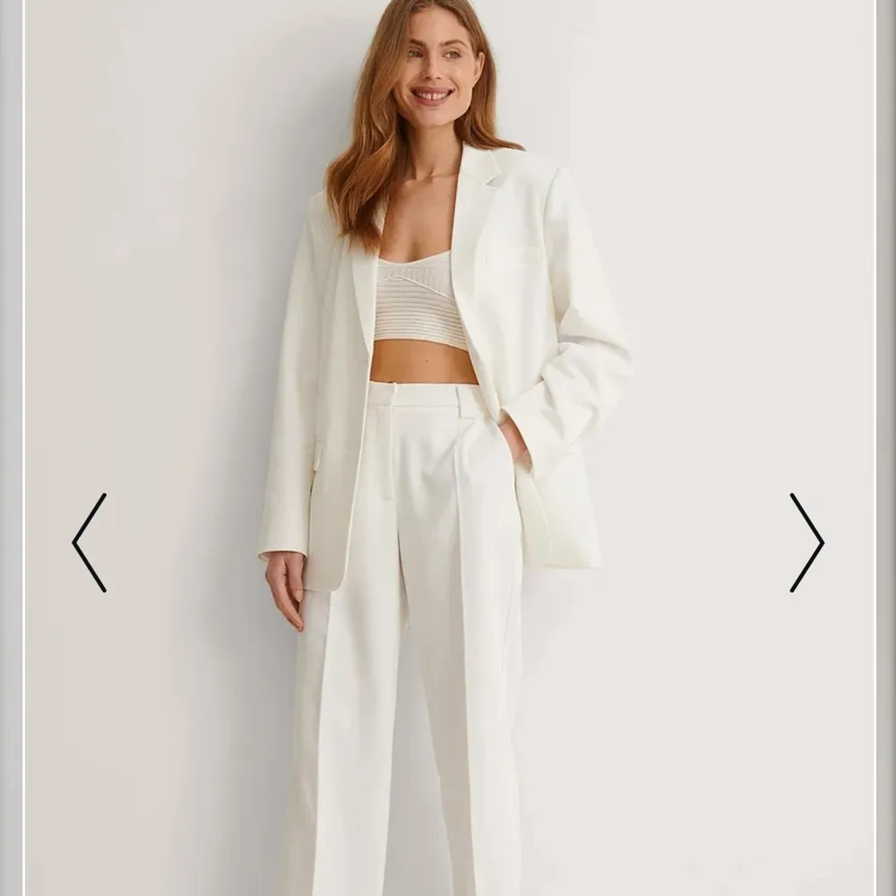 Supersnygga helt oanvända vita kostymbyxor. Köpte i två olika storlekar men hann inte returera, därför säljer jag nu ena paret!. Jeans & Byxor.