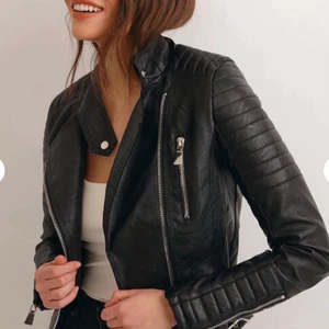 Chiquelle skinnjacka  - Säljer denna skinnjacka i modellen "moto jacket" från Chiquelle. Endast använd ett fåtal gånger och därav i perfekt skick, som ny! I storlek 38. Nypris på deras hemsida ligger på 699kr. Kontakta mig vid eventuella frågor eller funderingar! 