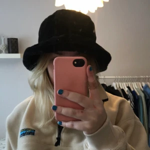 Fluffig hatt - Fluffig svart hatt köpt från en tjej på Tise, aldrig använd så den är i fint skick 👒