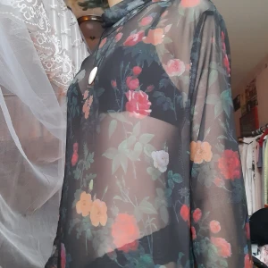 Blommig tröja - Köpte den för runt 2 år sen o har använt den kanske 3 gånger. Den är i bra skick o skönt material. Köparen står för frakten.