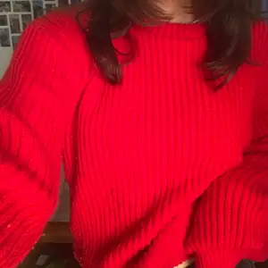Fin röd stickad tröja som ej kommer till användning. Fint skick och inga skador, endast noppror. Det står att den är storlek 40 men passar ”vanligt” på mig som är en xs/s.