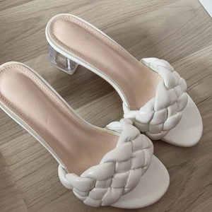 Klackar  - Superfina klackar, från SHEIN (därav de billiga priset). Nypriset var 250. Dem är aldrig använda då de e förstora. Frakten ingår ej!⚡️⚡️