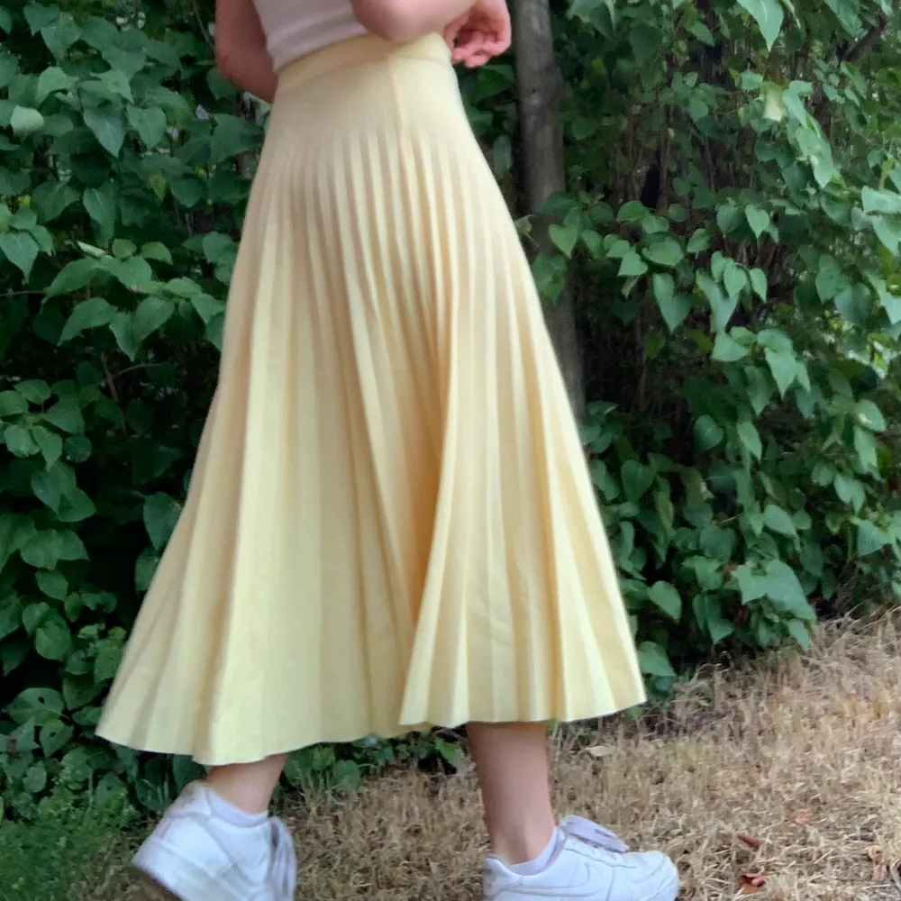 Superfin gul kjol från newyorker!💛💛💛 Säljs för 60kr+frakt. Kjolar.