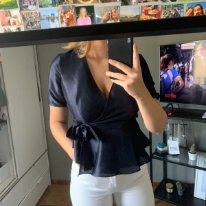 Blå topp  - Blå topp ifrån Vero Moda i storlek M. Aldrig använd och därav prislapp kvar. Glansigt material. 