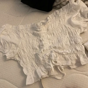 vit gullig blus - vitt gullig blus i storlek 40 som sitter som 36/38!