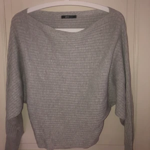 Tröja från gina - Tröja från Gina väldigt bra skick. Mycket finare på än på bilen så kom privat för bilder på osv. Köparen står för frakten. 