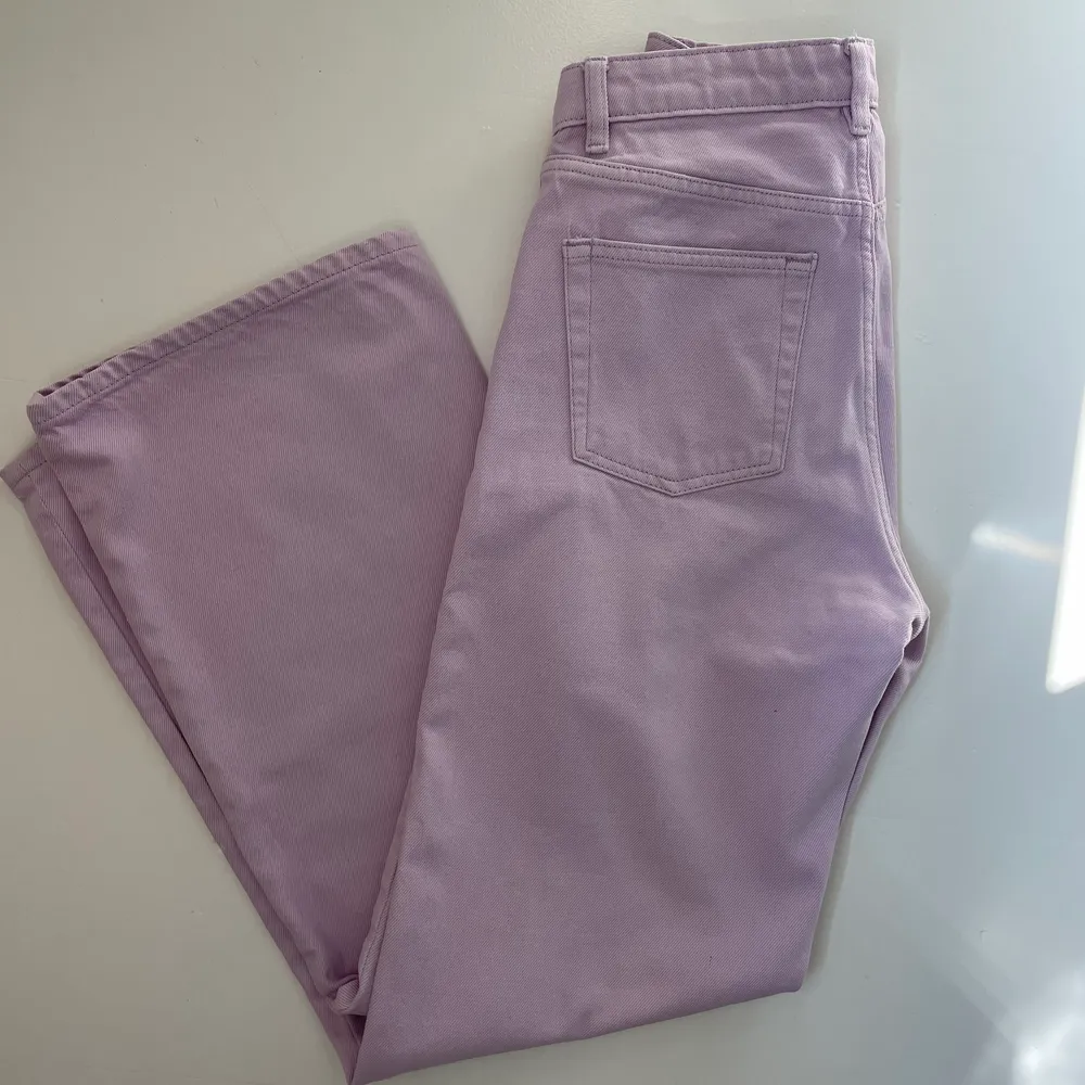 Populära jeans i färgen lila💜 för mig ser de dock lite lila/rosa färgade ut men det är enligt mig ❤️ Köptes för 400kr för ungefär ett halvår sedan❤️ säljes pga av att de inte riktigt är min stil 🥰 använda ungefär 3-4 gånger❤️Frakt ingår inte i priset 🥰Sista bilden är lånad!❤️. Jeans & Byxor.