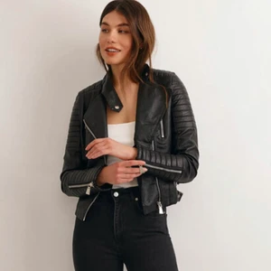 Skinnjacka från Chiquelle - Säljer min skinnjacka då jag inte använder den längre, inte använd många gånger så i nyskick. Nypris 699 kr , säljer för 150kr + frakt