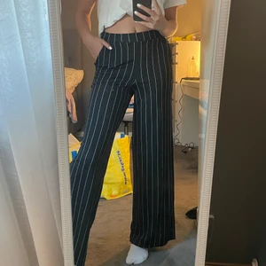 Byxor - Fina byxor från Ginatricot i storlek XS men jag är vanligtvis en S så skulle säga att de passar XS/S. Får ingen användning av de och därför säljer jag de. Skriv privat för fler bilder. 