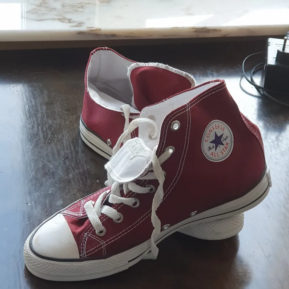 Säljer min vin röd( maroon) converse som är I mycket bra skick och passar stk 41_ 42 och till båda kön säljer de eftersom de passar inte. Jag fick dem från en vän som köpte dem i England och användade 4 gånger.De hehöver bara att tvätten.Finns fler bilder och bud I kommenterna . Skor.