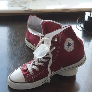 Vin röd converse  - Säljer min vin röd( maroon) converse som är I mycket bra skick och passar stk 41_ 42 och till båda kön säljer de eftersom de passar inte. Jag fick dem från en vän som köpte dem i England och användade 4 gånger.De hehöver bara att tvätten.Finns fler bilder och bud I kommenterna 
