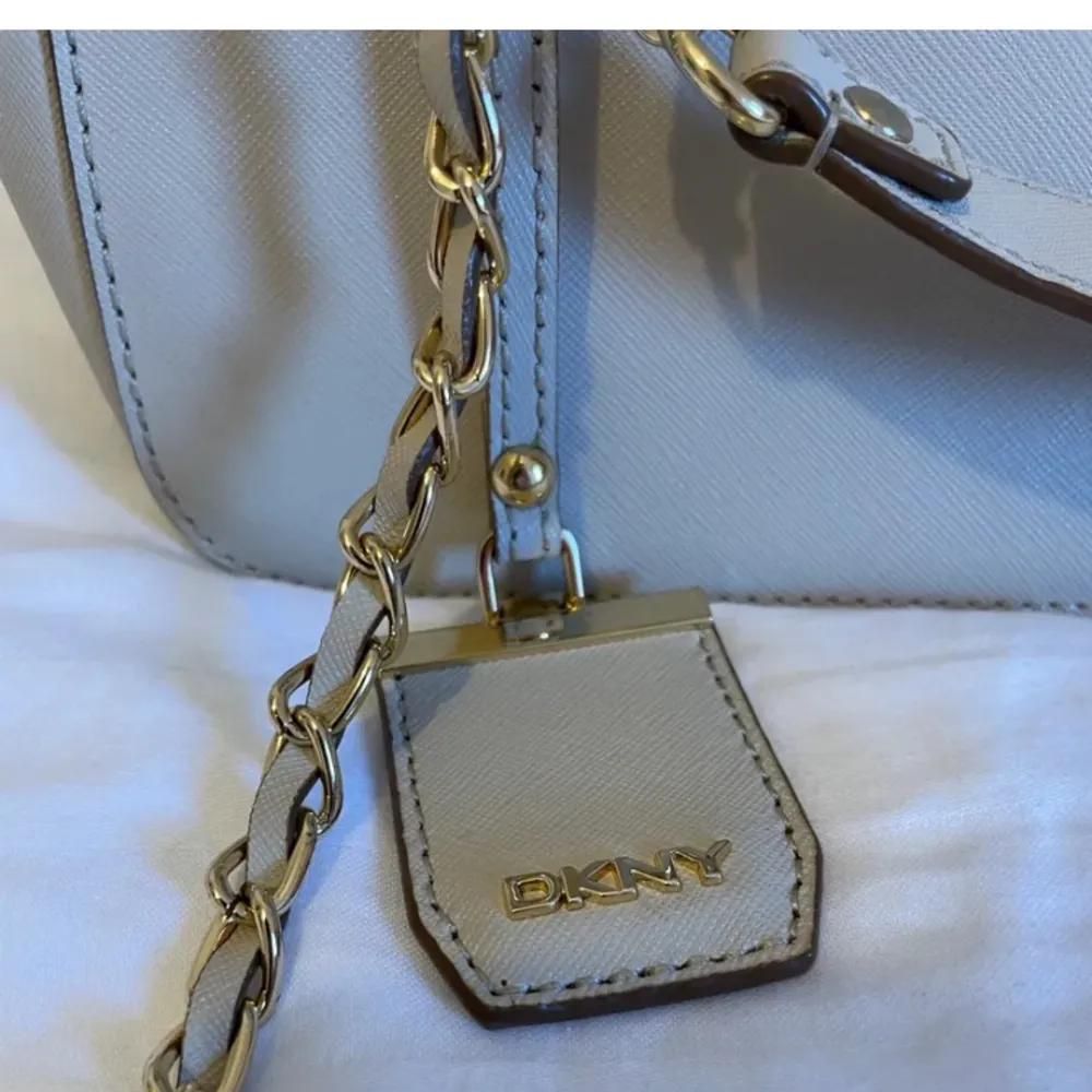 DKNY väska endast använd fåtal gånger, vilket innebär att den är i nyskick och självklart äkta!. Väskor.