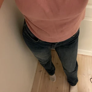Jeans från Monki st: 31 - Väldigt sköna Jens ifrån Monki i modellen Moluna. Säljes då dem är för stora och inte kommer till användning. Haft ett tag men använda max 5 gånger, så i nyskick. Nypris 400kr. Finns i södra Stockholm, köparen står för frakten som kostar 66kr
